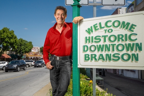 ‘Brady Bunch’ Star Barry Williams Revives 1970s in Great American Country’s ‘A Very Barry Branson’